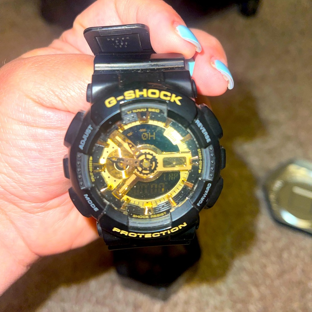g shock watch men color black and gold it’s in great condition like new